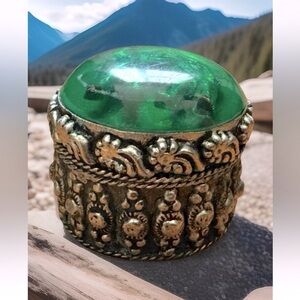 Vintage & Handcrafted Ornate Green Silver Small Felt Lining Trinket Jewelry Box